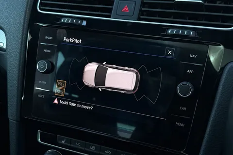 KR68XHK Volkswagen Golf 1.5 TSI EVO R-Line Euro 6 (s/s) 5dr Thumbnail #52