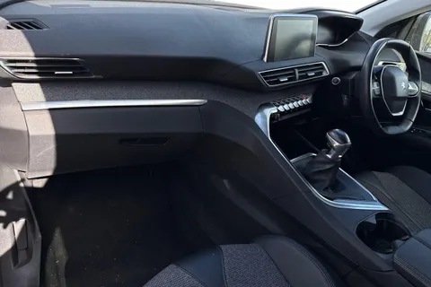 CN69ETD PEUGEOT 3008 1.2 PureTech Allure Euro 6 (s/s) 5dr Thumbnail #17