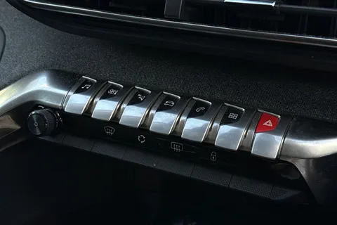 CN69ETD PEUGEOT 3008 1.2 PureTech Allure Euro 6 (s/s) 5dr Thumbnail #39