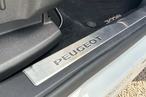 EK23KNA PEUGEOT 3008 1.2 PureTech GT EAT Euro 6 (s/s) 5dr Thumbnail #30