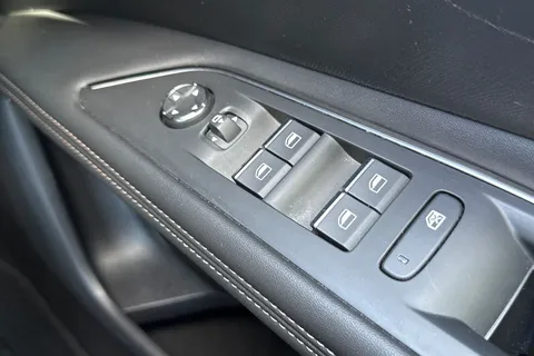 EK23KNA PEUGEOT 3008 1.2 PureTech GT EAT Euro 6 (s/s) 5dr Thumbnail #39