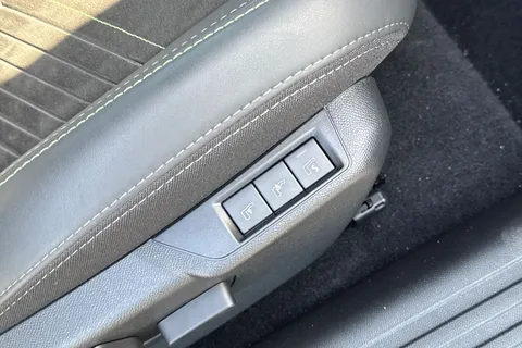  PEUGEOT e-2008 54kWh GT Auto 5dr (7kW Charger) Thumbnail #37