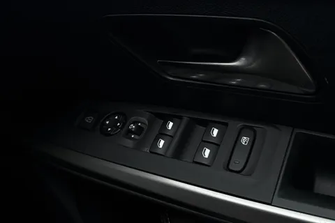 FT74ADZ PEUGEOT 3008 1.2 Allure e-DSC6 Euro 6 (s/s) 5dr Thumbnail #19