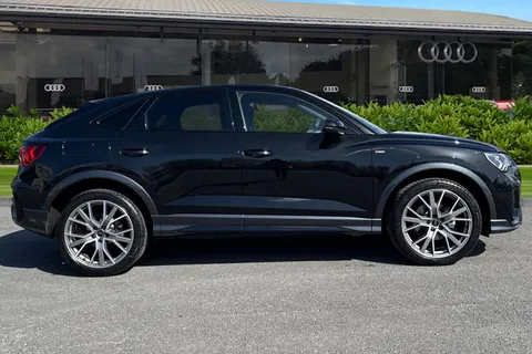 LM75JUY Audi Q3 Black Edition 35 TFSI  150 PS S tronic Thumbnail #4