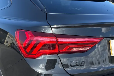 LM75JUY Audi Q3 Black Edition 35 TFSI  150 PS S tronic Thumbnail #8