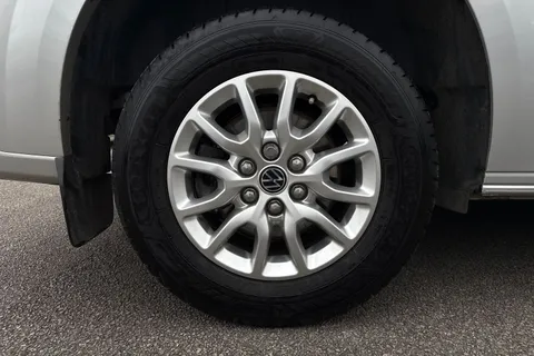 DG75BZA Volkswagen Transporter 2.0 TDI 110 Commerce Pro Van Thumbnail #11
