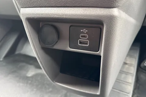 DG75BZA Volkswagen Transporter 2.0 TDI 110 Commerce Pro Van Thumbnail #36