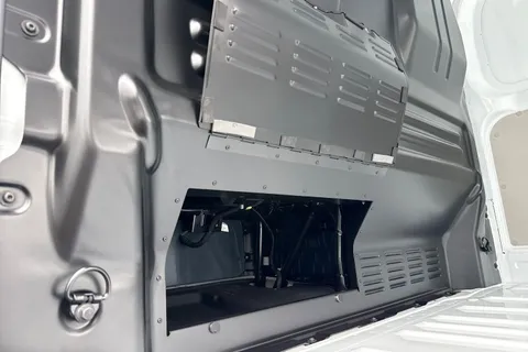 DA26EBU Volkswagen Transporter 2.0 TDI 110 Commerce Plus Van Thumbnail #32