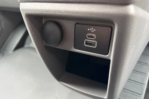 DA26EBU Volkswagen Transporter 2.0 TDI 110 Commerce Plus Van Thumbnail #36