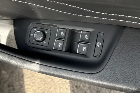 PN22WCV Volkswagen Arteon 2.0 TSI R-Line 5dr DSG **HEATED WINDSCREEN, DCC, REAR CAM, 20' ALLOYS** Thumbnail #22