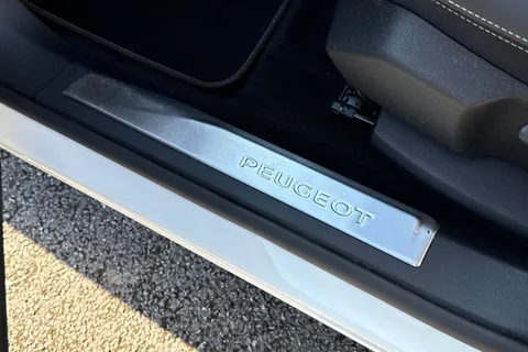 HT71LJE PEUGEOT 3008 1.2 PureTech GT Premium EAT Euro 6 (s/s) 5dr Thumbnail #32