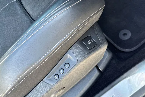 HT71LJE PEUGEOT 3008 1.2 PureTech GT Premium EAT Euro 6 (s/s) 5dr Thumbnail #33