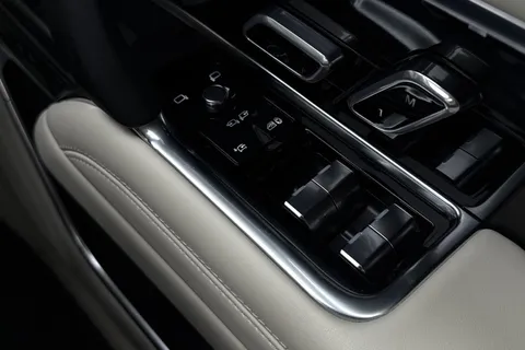 26 of 51 for Land Rover Range Rover 3.0 D300 MHEV Edition SUV 5dr Diesel Auto 4WD Euro 6 (s/s) (300 ps)