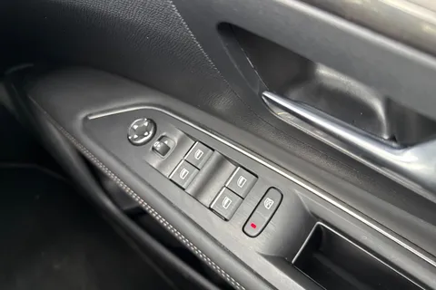 MK72WPN PEUGEOT 3008 1.2 PureTech GT Premium EAT Euro 6 (s/s) 5dr Thumbnail #44
