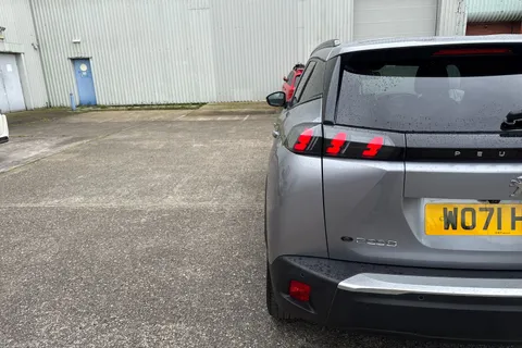 WO71HWJ PEUGEOT e-2008 50kWh Allure Premium Auto 5dr Thumbnail #31