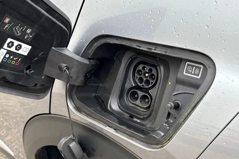 WO71HWJ PEUGEOT e-2008 50kWh Allure Premium Auto 5dr Thumbnail #35