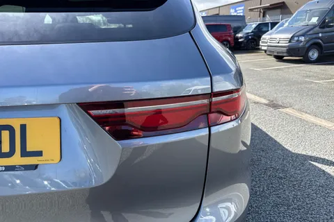 26 of 60 for Jaguar F-Pace 2.0 D200 MHEV R-Dynamic Black Auto AWD Euro 6 (s/s) 5dr