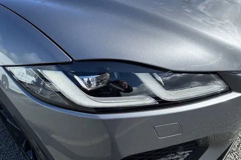 31 of 60 for Jaguar F-Pace 2.0 D200 MHEV R-Dynamic Black Auto AWD Euro 6 (s/s) 5dr