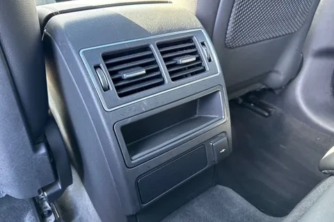 37 of 60 for Jaguar F-Pace 2.0 D200 MHEV R-Dynamic Black Auto AWD Euro 6 (s/s) 5dr