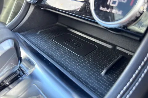 42 of 60 for Jaguar F-Pace 2.0 D200 MHEV R-Dynamic Black Auto AWD Euro 6 (s/s) 5dr