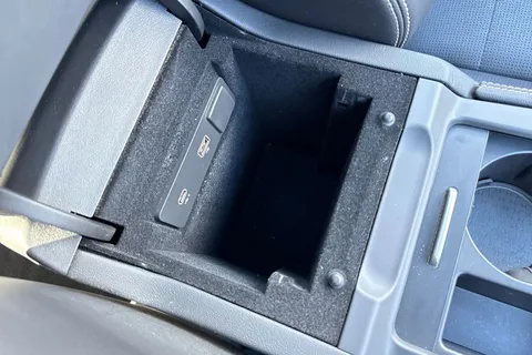 44 of 60 for Jaguar F-Pace 2.0 D200 MHEV R-Dynamic Black Auto AWD Euro 6 (s/s) 5dr