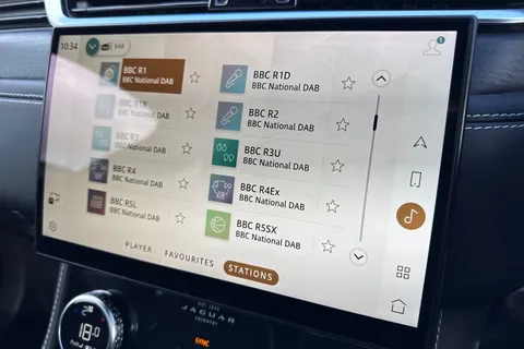 52 of 60 for Jaguar F-Pace 2.0 D200 MHEV R-Dynamic Black Auto AWD Euro 6 (s/s) 5dr