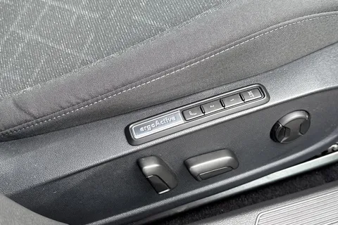 DG23JZT Volkswagen Golf 1.0 TSI Life 5dr Thumbnail #36