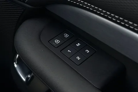 26 of 51 for Land Rover Discovery 3.0 D350 Dynamic HSE 5dr