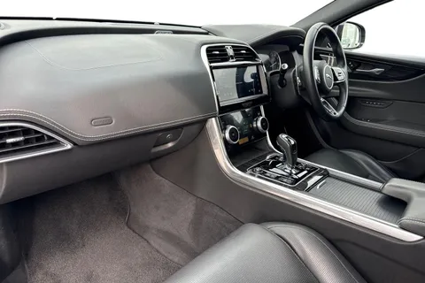 YT23EAM Jaguar XE 2.0 P250i R-Dynamic HSE Auto Euro 6 (s/s) 4dr Thumbnail #16