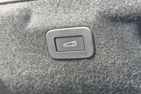 YT23EAM Jaguar XE 2.0 P250i R-Dynamic HSE Auto Euro 6 (s/s) 4dr Thumbnail #26