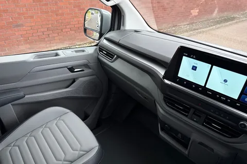 BJ26VTT Volkswagen Transporter 2.0 TDI 150 Commerce Pro Van Auto-4Motion Thumbnail #20