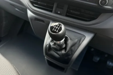 MF26ESN Volkswagen Transporter LWB 150PS MANUAL Thumbnail #20