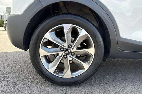 YN68YUA Kia Stonic 1.6 CRDi First Edition Euro 6 (s/s) 5dr Thumbnail #12