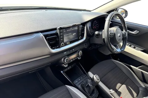 YN68YUA Kia Stonic 1.6 CRDi First Edition Euro 6 (s/s) 5dr Thumbnail #16