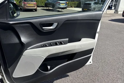 YN68YUA Kia Stonic 1.6 CRDi First Edition Euro 6 (s/s) 5dr Thumbnail #22