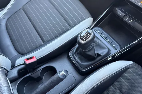 YN68YUA Kia Stonic 1.6 CRDi First Edition Euro 6 (s/s) 5dr Thumbnail #24