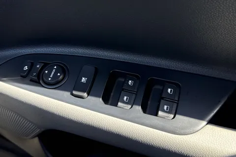 YN68YUA Kia Stonic 1.6 CRDi First Edition Euro 6 (s/s) 5dr Thumbnail #40