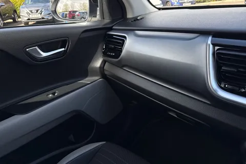 YN68YUA Kia Stonic 1.6 CRDi First Edition Euro 6 (s/s) 5dr Thumbnail #60