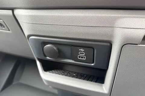 PK26TZS Volkswagen Transporter 2.0 TDI 150 Commerce Pro Kombi Van 4MOTION Auto Thumbnail #53