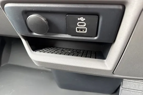 PK26TZS Volkswagen Transporter 2.0 TDI 150 Commerce Pro Kombi Van 4MOTION Auto Thumbnail #54