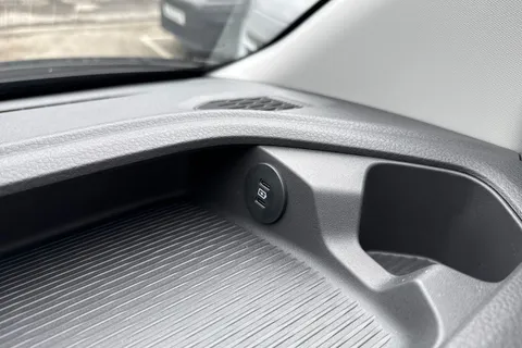 PK26TZS Volkswagen Transporter 2.0 TDI 150 Commerce Pro Kombi Van 4MOTION Auto Thumbnail #56