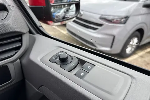 PK26UEB Volkswagen Transporter 2.0 TDI 150 Commerce Pro Van 4MOTION Auto Thumbnail #21