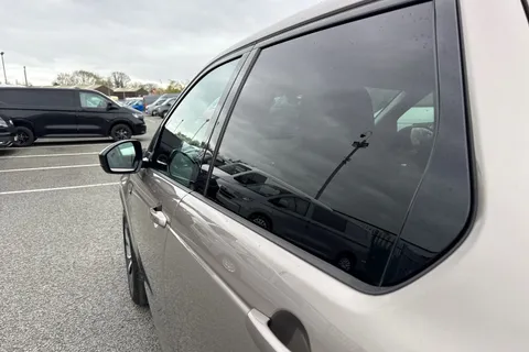 34 of 62 for Land Rover Discovery Sport 2.0 D200 MHEV R-Dynamic HSE Auto 4WD Euro 6 (s/s) 5dr