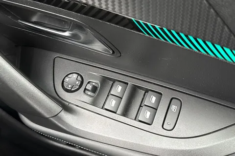 DE23ZGJ PEUGEOT 2008 1.2 PureTech Allure Premium + Euro 6 (s/s) 5dr Thumbnail #42