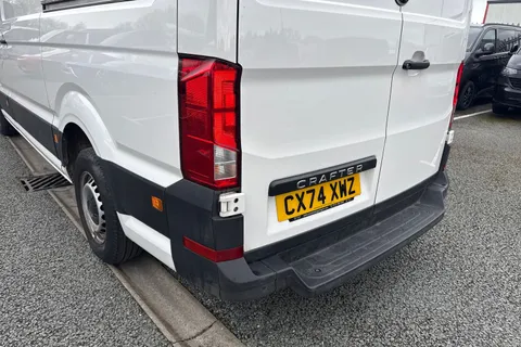 CX74XWZ Volkswagen Crafter 2.0 TDI CR35 Commerce FWD MWB High Roof Euro 6 (s/s) 5dr Thumbnail #9