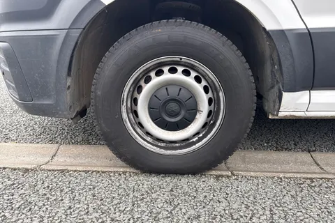 CX74XWZ Volkswagen Crafter 2.0 TDI CR35 Commerce FWD MWB High Roof Euro 6 (s/s) 5dr Thumbnail #11