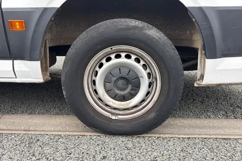 CX74XWZ Volkswagen Crafter 2.0 TDI CR35 Commerce FWD MWB High Roof Euro 6 (s/s) 5dr Thumbnail #12