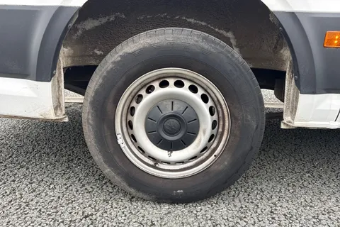 CX74XWZ Volkswagen Crafter 2.0 TDI CR35 Commerce FWD MWB High Roof Euro 6 (s/s) 5dr Thumbnail #13