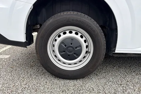 CX25LLM Volkswagen Transporter 2.0 TDI T28 Commerce Plus FWD SWB Euro 6 (s/s) 5dr Thumbnail #11