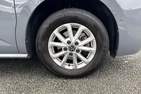 13 of 48 for Volkswagen Multivan 2.0 TDI Life DSG Euro 6 (s/s) 5dr